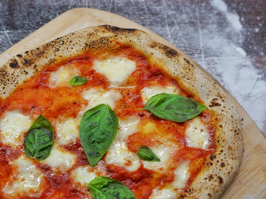 Pizza Margherita aus dem Steinofen